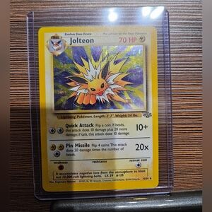 Jolteon Holographic Jungle Pokémon Card